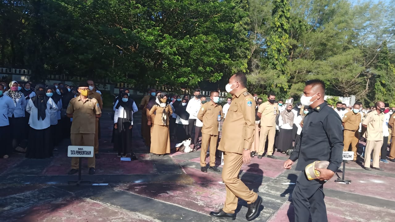Bupati Halsel Usman Sidik saat cek PTT dan ASN saat apel gabungan dihalaman kantor bupati. (Sadam//segmen)