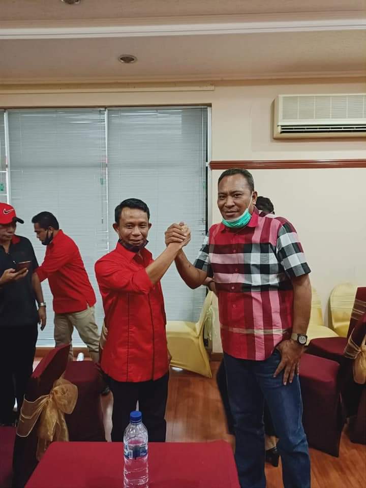 Ketua PDI-Perjuangan Halsel Bunyamin Daud (kiri) bersama Bupati Halsel Usman Sidik. (Sadam//segmen)