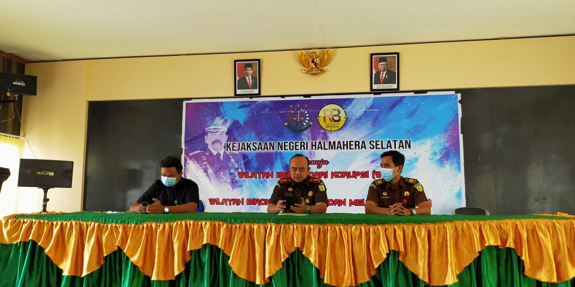 Kasi Intel Fardana Kusumah (kiri) Kepala Kejaksaan Negeri Halsel Fajar Haryowimbuko (tengah) Kasi Pidsus Eko Wahyudi (kanan). (Sadam//segmen)