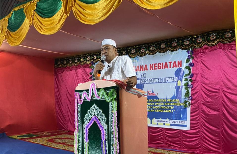 Usman Sidik Bupati Halmahera Selatan terpilih saat memberi sambutan dan resmi menutup Nuzul Qur'an di Desa Sagawele. (sadam//segmen)