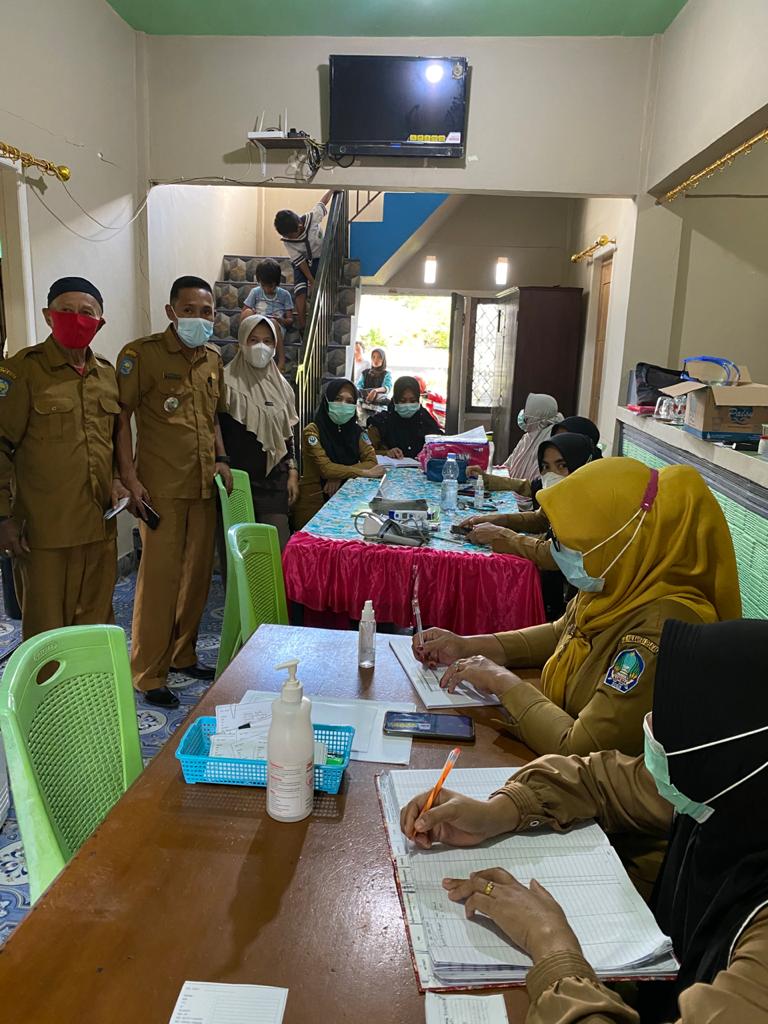Susana Camat Bacan Ibnu Mubarak Iskandar Alam saat memantau pelaksanaan Vaksin di Desa Amasing Kota. (Sadam//segmen)