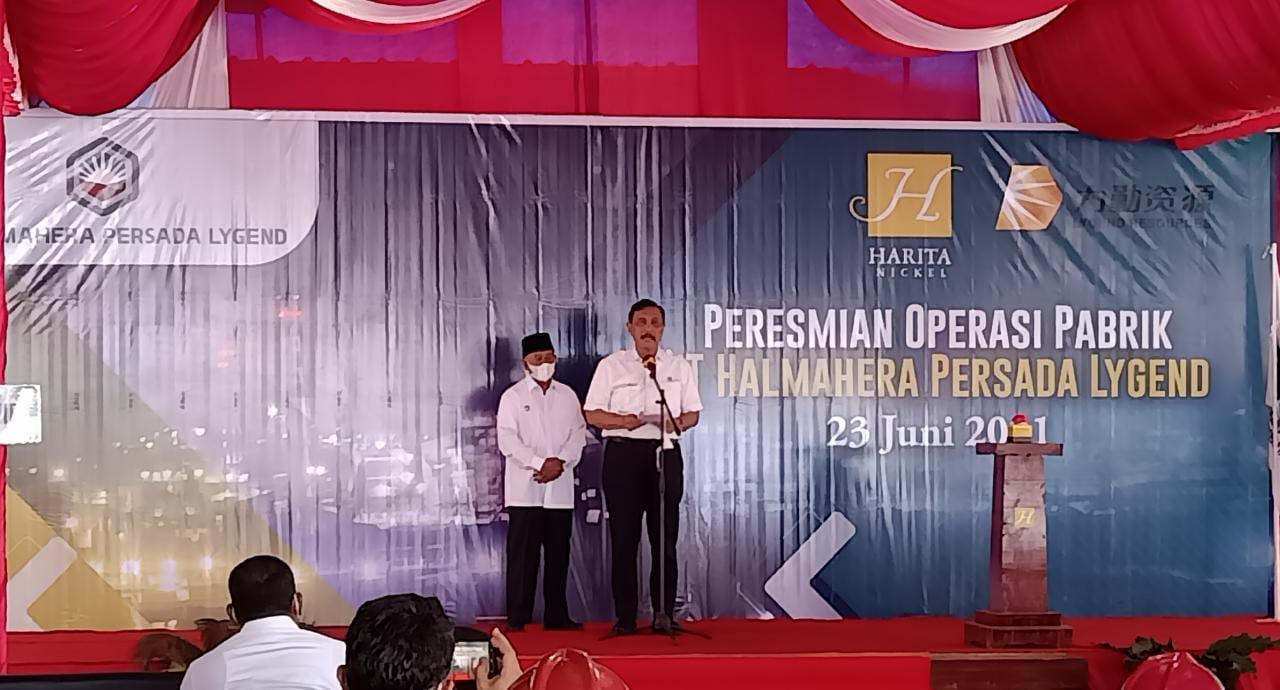 Menteri Koordinator Bidang Kemaritiman dan Investasi, Luhut Binsar Pandjaitan didampingi Gubernur Maluku Utara Abdul Gani Kasuba (Sadam//segmen).