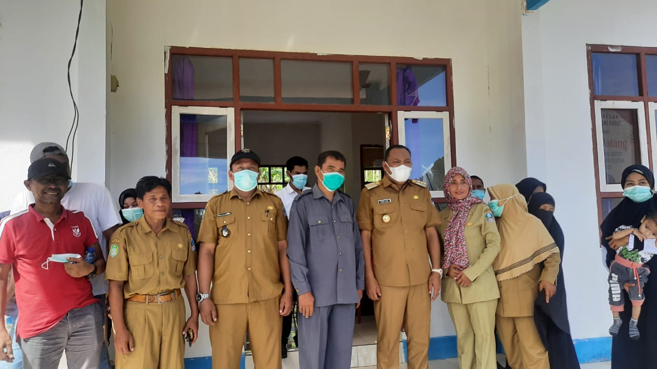 Foto bersama pegawai Kantor Camat Obi Barat dengan Bupati Halsel Usman Sidik. (Sadam//segmen)