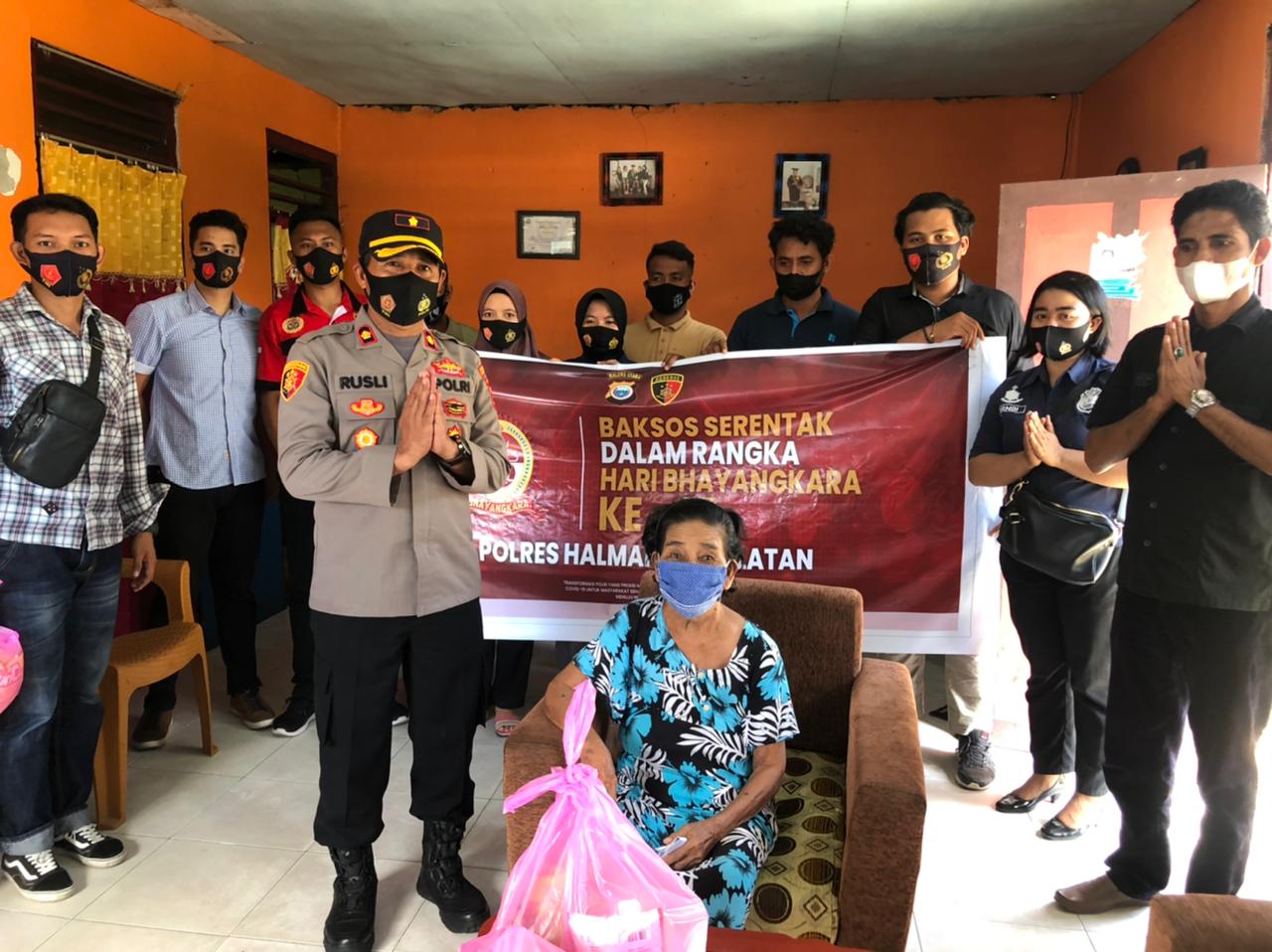 Wakapolres Halsel Kompol Rusli Mangoda saat membagikan Sembako ke warga. (Sadam//segmen)
