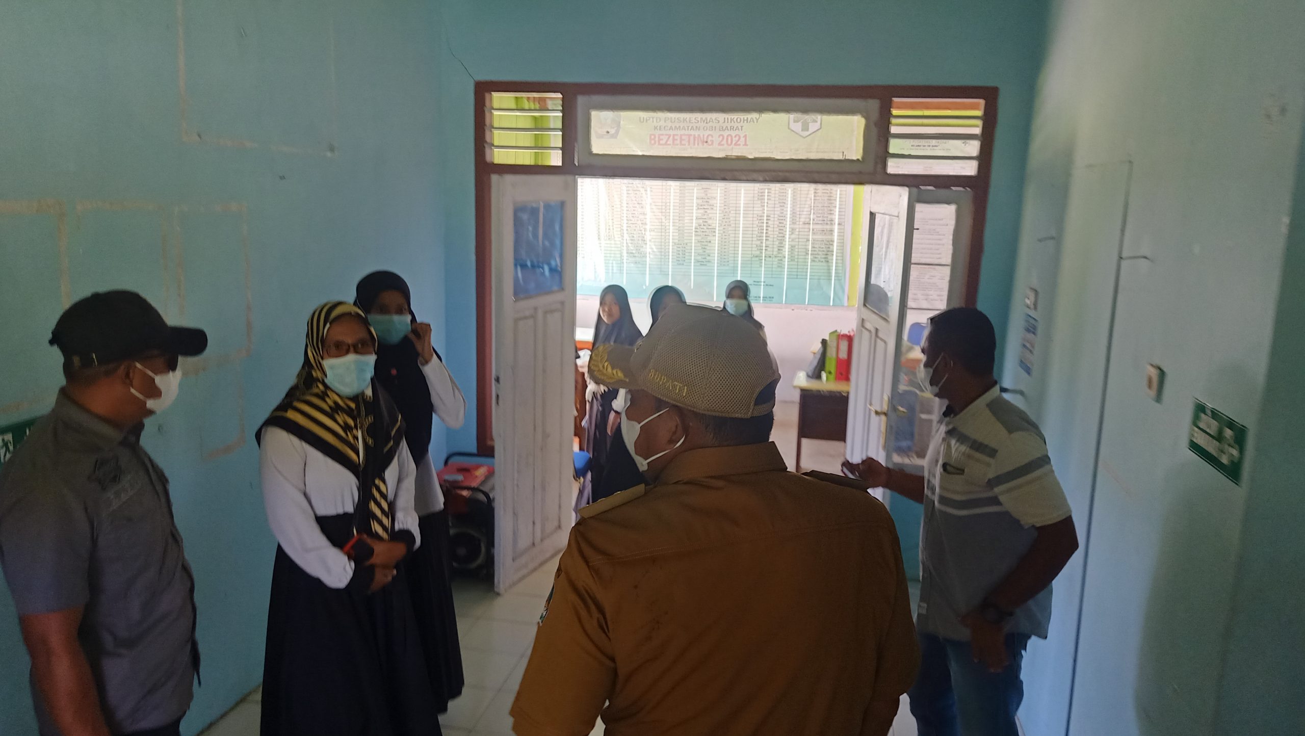 Usman Sidik saat sidak di SMPN 38 Halsel di Pulau Obi. (Sadam//segmen)