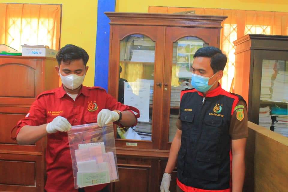 Kasi Pidsus Kejari Halsel Eko Wahyudi saat melakukan penggeledahan Kantor Dinas PUPR Halsel. (Sadam/segmen)