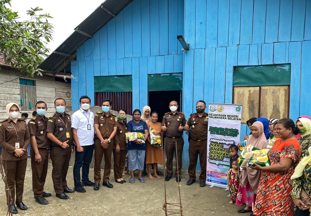 Foto besama usai menyerahkan bantuan. (Sadam//segmen)