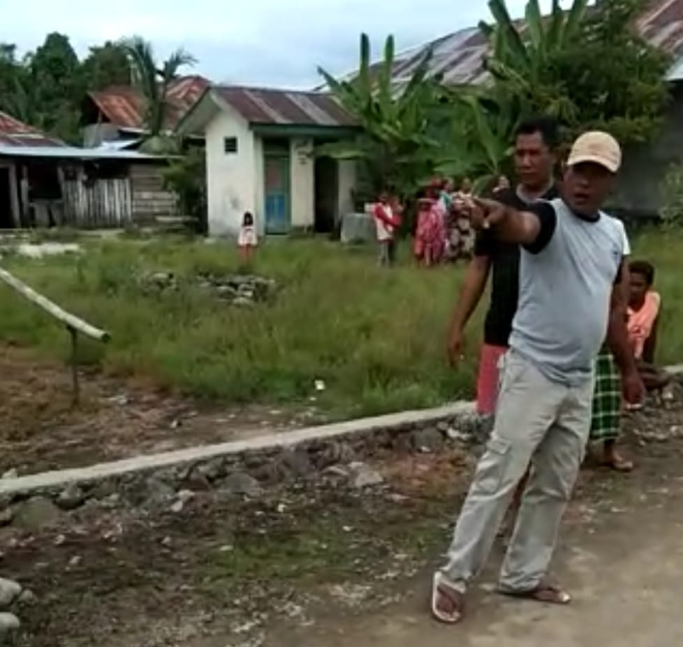 Kades Nyonyifi Guntur Idris marah-marah wartawan. (Dok: Segmen)