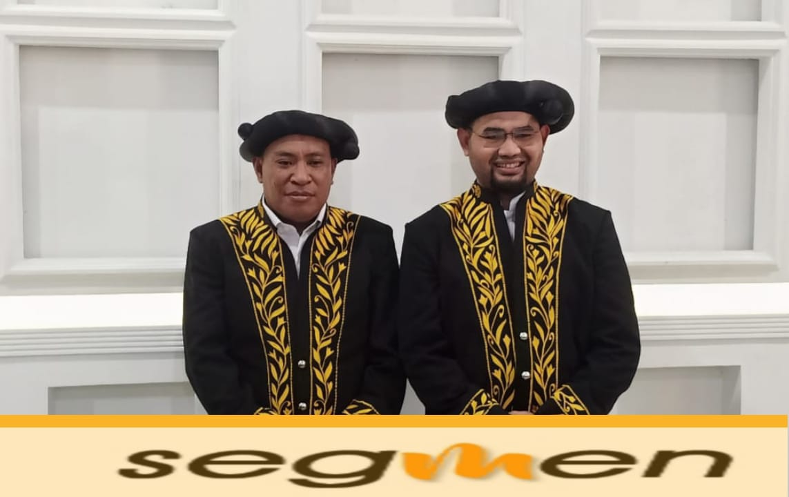 Bupati Halsel Usman Sidik dan Wakil Bupati Halsel Bassam Kasuba saat mengenakan pakaian Adat Kesultanan Bacan. (Sadam//segmen)