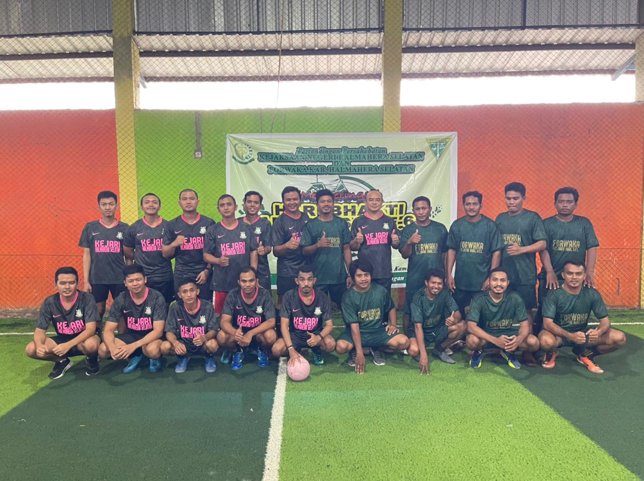 Foto bersama tim Kejari Halsel FC dan Forwaka Halsel FC. (Sadam/segmen).