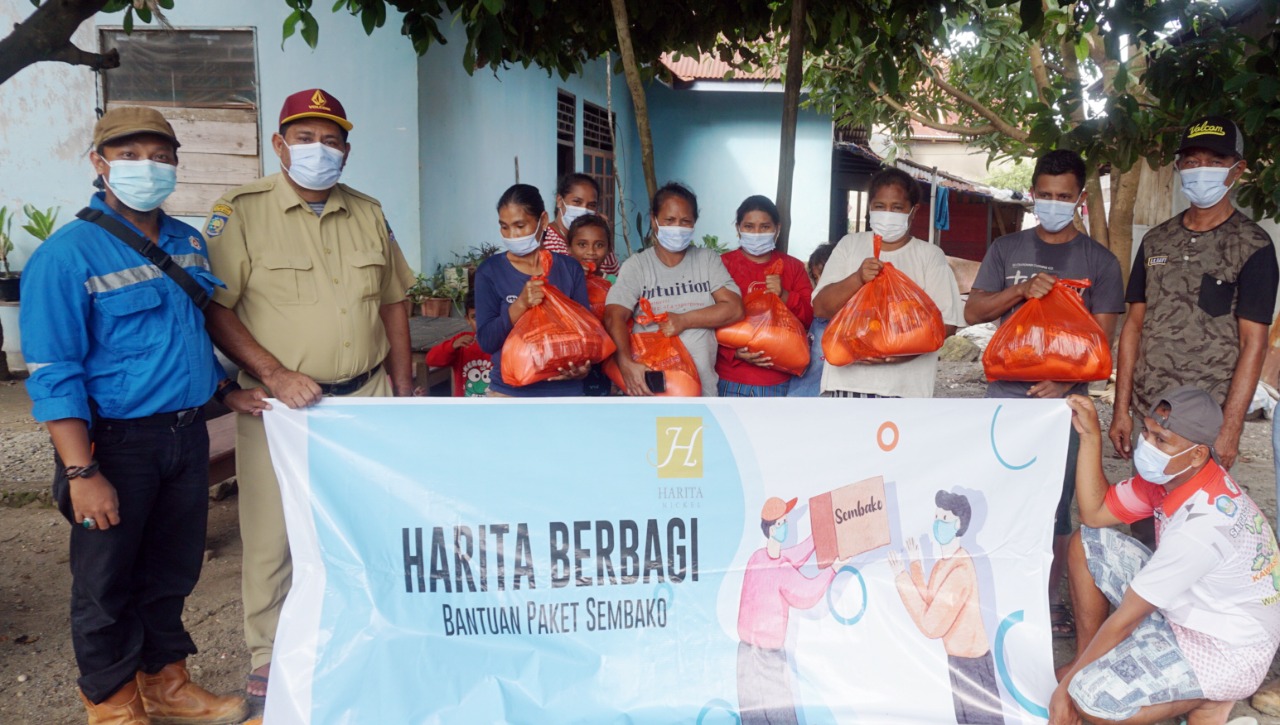 Saat penyerahan sembako. (Foto:istimewa)