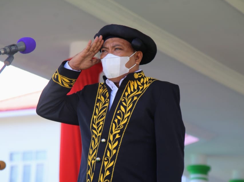 Usman Sidik Bupati Halsel mengenakan pakaian Kesultanan Bacan. (Sadam//segmen)