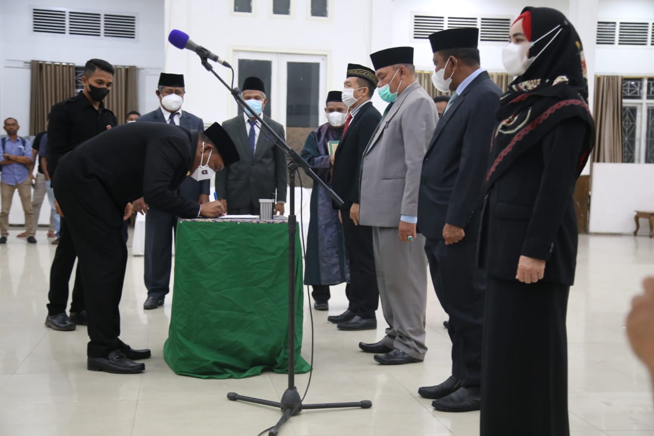 Suasana Bupati Halsel Usman Sidik melantik 4 (empat) kepala dinas diantaranya Kepala DPMD Maslan Hasan, Kepala DPUPR Ali Dano Hasan, Kepala BPKAD Aswin Adam dan Kepala DP3-KB Karima Hasanudin di Aula Kantor Bupati Halsel. (Sadam//segmen).