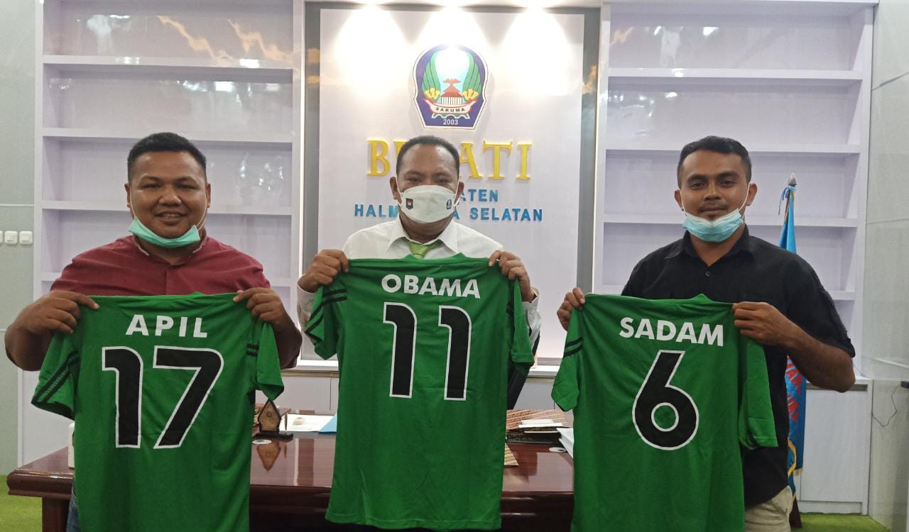 Samsir Hamajen Ketua PWI Halsel (kanan), Bupati Halsel Usman Sidik atau Obama (tengah) Ketua AWAS Halsel Sadam Hadi (kiri). 