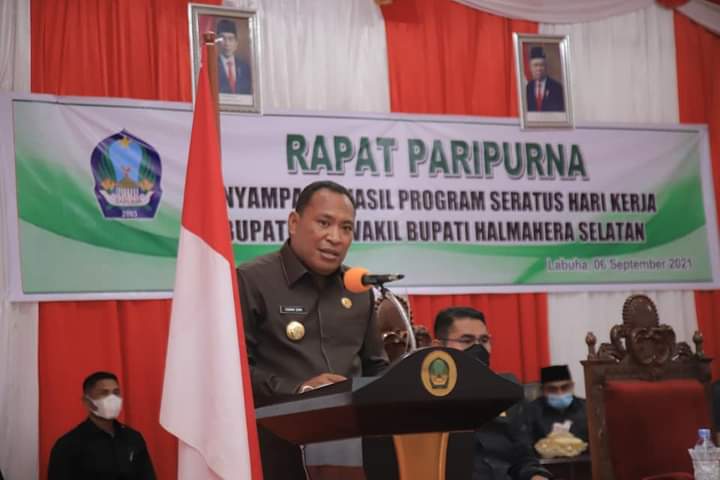 Bupati Hi Usman Sidik tengah menyampaikan kinerja 100 hari kerja saat rapat paripurna di ruang paripurna DPRD kabupaten Halmahera Selatan (foto/@Usman Sidik)