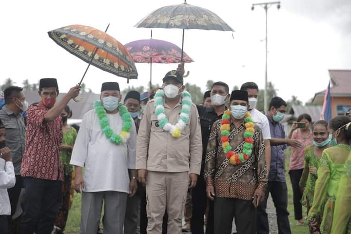 Bupati Hi Usman Sidik ketika hadir dalam peletakan batu pertama Masjid Al-Ikhlas desa kubung