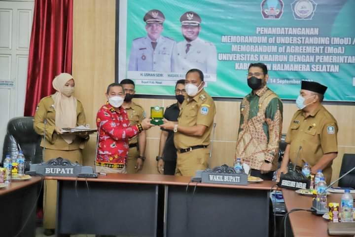 Penandatanganan nota kesepahaman antara Pemda Halsel dan Universitas Khairun Ternate