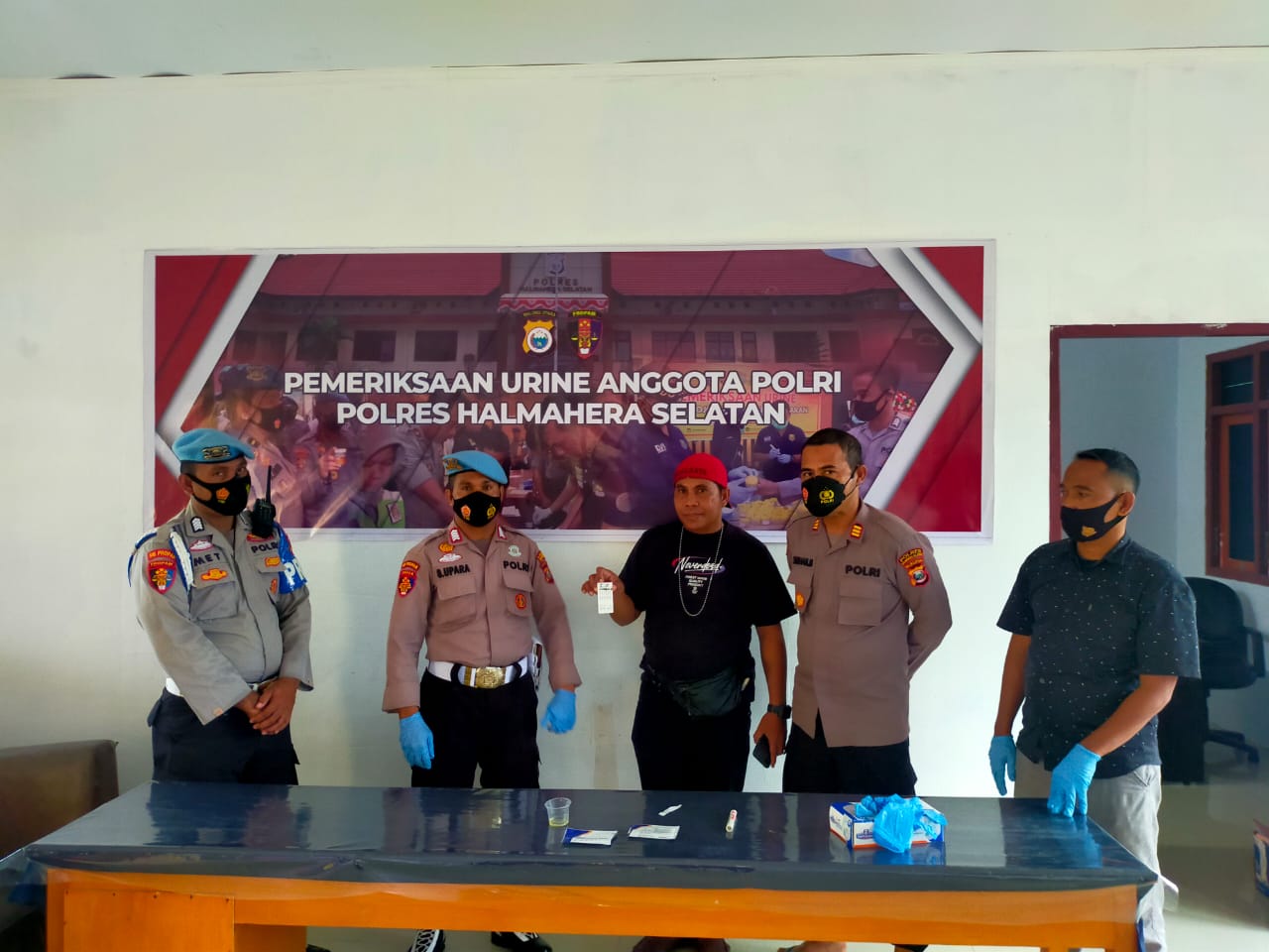 Polres Halsel lakukan Tes urine kepada dua personilnya (dok, Humas Polres Halsel)