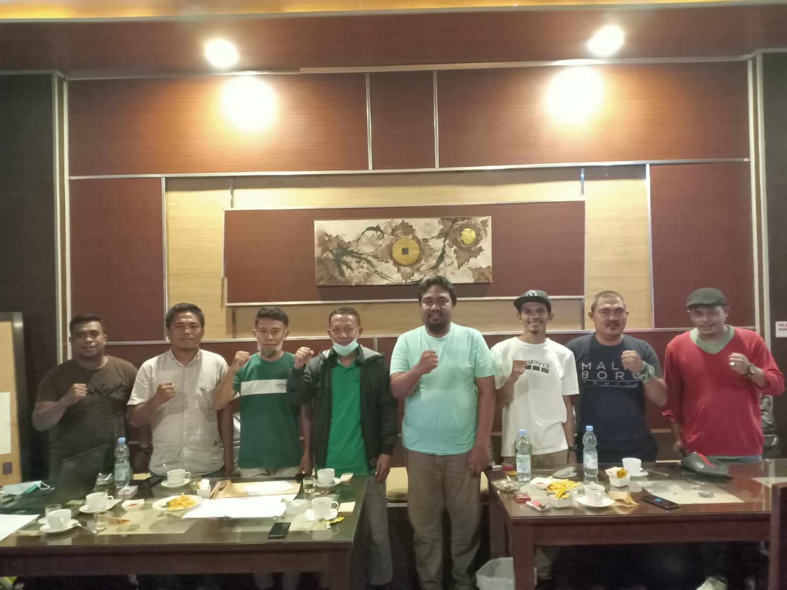 Foto bersama usai dinobatkan Junaidi Abusama selaku ketua POSSI Halsel (Foto/istimewa)