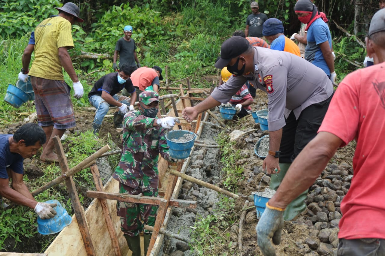 Kompak, Satgas TMMD 112 Kodim 1509/Labuha, Personil Polri dan Masyarakat Gotong Royong Bangun Drainase. 