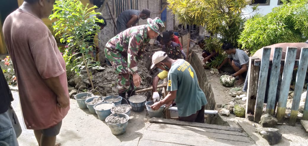Satgas TMMD kodim 1509/Labuha Bersama warga desa Tawabi bangun Drainase (foto/humas kodim Labuha)
