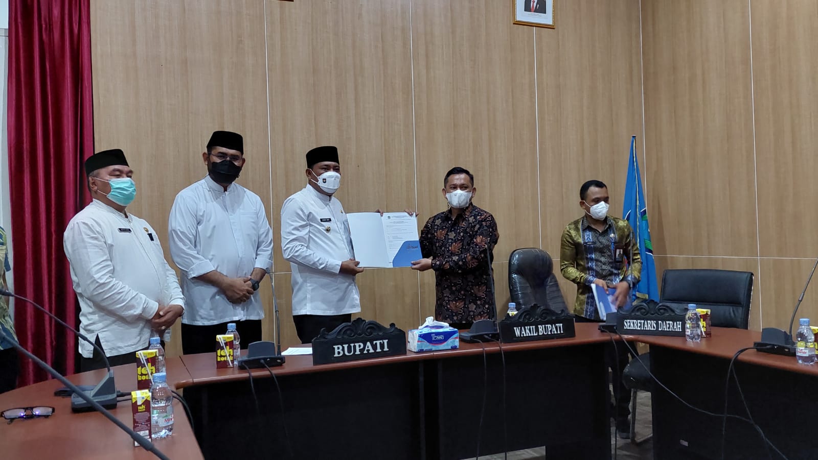 Kepala Dikbud Malut Imam Makhdy Hasan saat menyerahkan 6 penghargaan WBTB kepada Bupati Halsel Usman Sidik dan Wakil Bupati Bassam Kasuba. (Sadam//segmen)