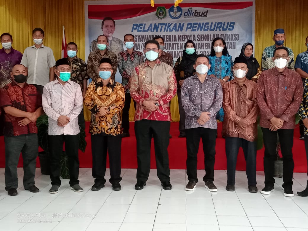 Foto bersama kegiatan pelantikan pengurus MKKS kabupaten Halmahera Selatan (foto/segmen)