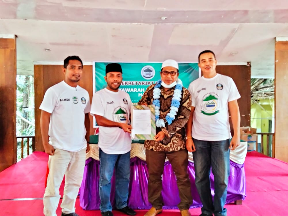 Kandidat IKB Makayoa Halsel Muhammad Nur alias Haji Opan saat mengembalikan berkas calon. (Sadam//segmen)