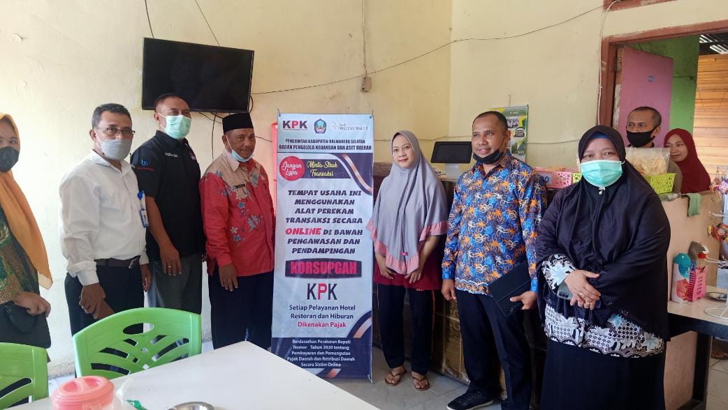 Foto bersama pelaku usaha, Pemda Halsel dan Kepala Bank Maluku usai Louncing aplikasi Tapping Box. (Sadam//segmen)