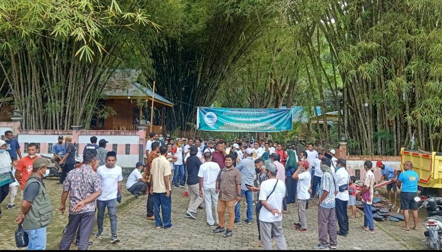 Suasana pendukung Walid Syukur saat pengembalian berkas di sekretariat Panitia Muswarah IKB Makayoa Halsel. (Sadam//segmen)