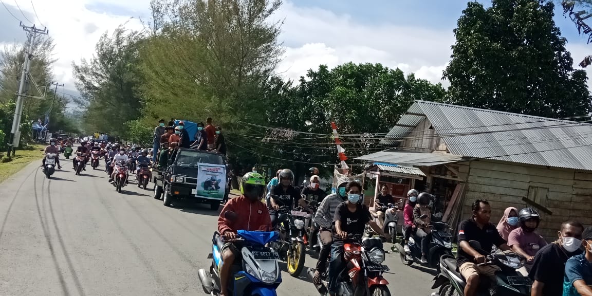 Suasan ribuan massa Ikbal Hi Mustafa saat konvoi keliling Kota Labuha di iringi lagu togal/manika. (Sadam//segmen)