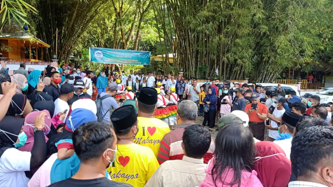 Ribuan pendukung Ikbal Hi Mustafa/Iky Bam's kepung sekretariat panitia di Canga Matau disambut tarian soya-soya dan rongge togal/manika. (Sadam//segmen)
