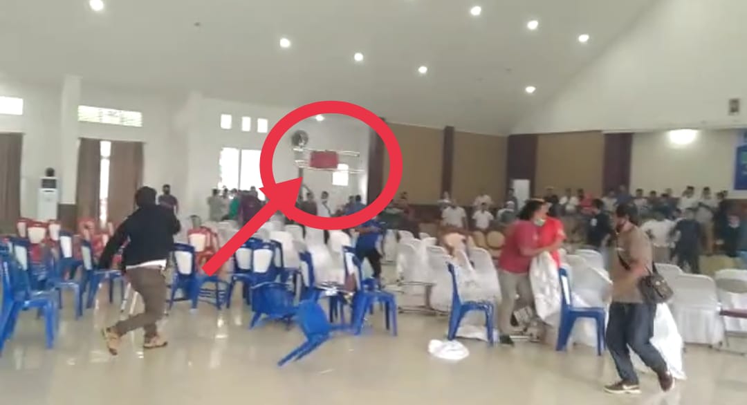 Salah satu peserta saat melemparkan kursi besi ke depan forum ketika situasi muswarah IKB Makayoa mulai memanas akibat adu mulut. (Sadam//segmen)