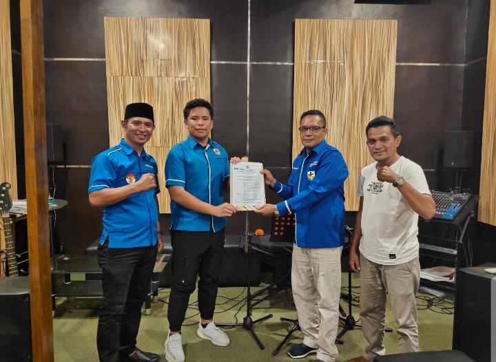 Putra Bupati Halsel saat menerima SK KNPI Halsel. (Sadam//segmen)