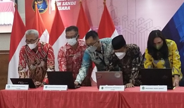 Kepala Dinas Kominfo-Sandi Sutego didampingi Sekretaris Bappelitbangda Martha Hadi N perwakilan dari Pemerintah Daerah Halmahera Selatan melakukan perjanjian kerja sama bersama Sekretaris Umum BSSN RI Syahrul Mubarak dengan menandatangani secara elektronik. (Foto:Sadam//segmen)
