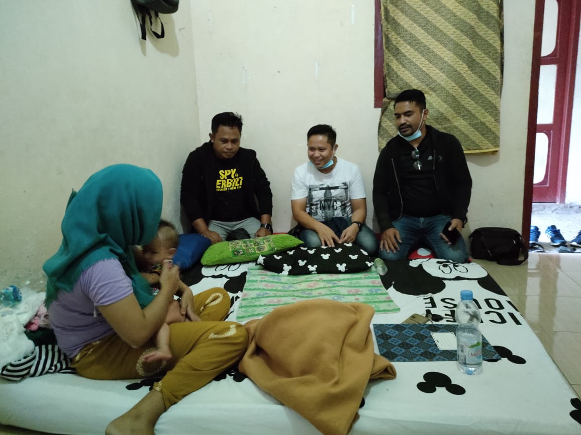 Berkunjung langsung dikediaman Balita An Salsabila, Sandri Sanagka (kanan), Husni Abusama (tengah), Abdul Ghani (kiri). Foto/istimewa