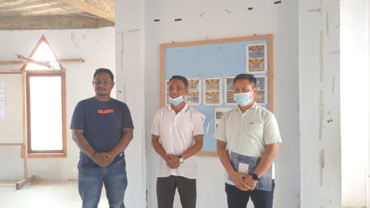 Foto bersama usai penyerahan bantuan. Leonar (kanan), pendeta William (tengah), M. Husni Abusama (kiri)