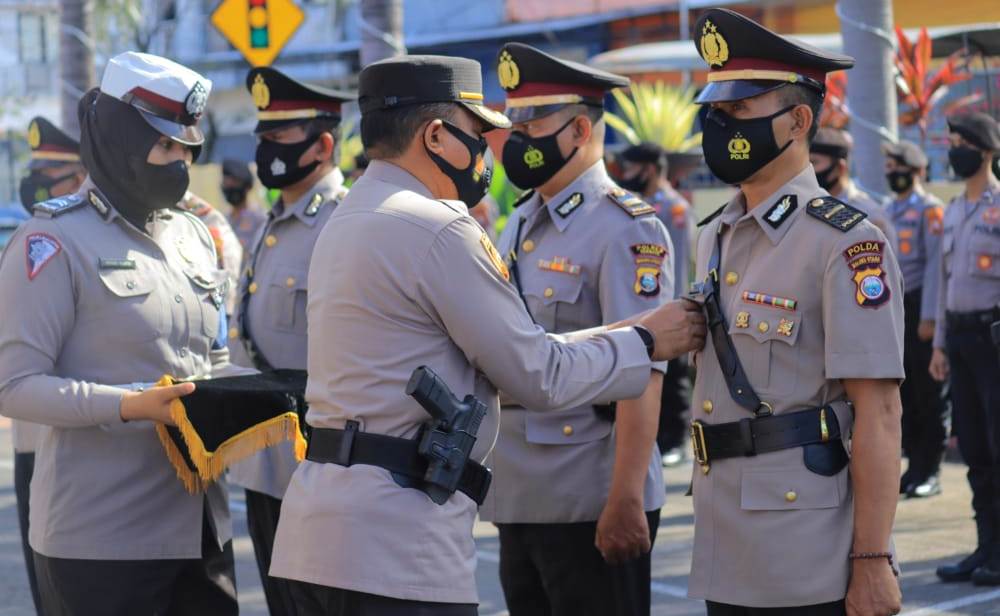 Wakapolres Ternate, Kompol S. Ibnu Hadjar, saat memasang pita tanda resmi jabatan.