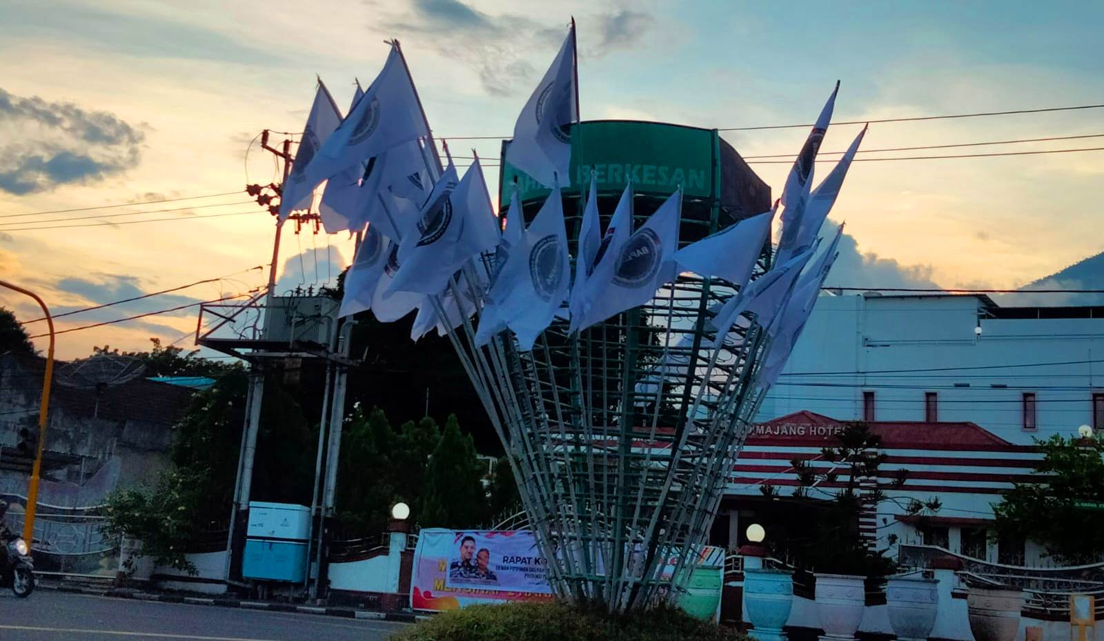 Bendara dan spanduk yang terpasang di Jalan A. Mononutu No. 275, Ternate Tengah, Kota Ternate.