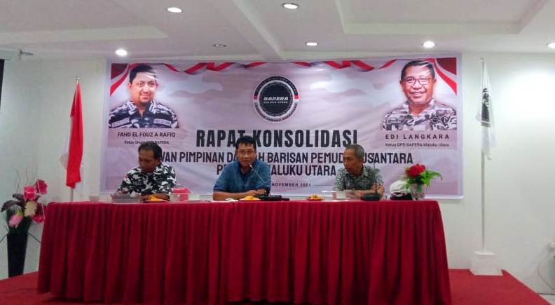 Bang Cimot (tengah) ketika membuka rapat konsolidasi kepengurusan Bapera Maluku Utara.