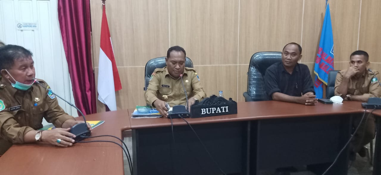 Bupati Halsel Usman Sidik didampingi Kepala Inspektorat Saiful Turuy, Staf Khusus Bidang Hukum Rahim dan Sekretaris DPMD Halsel Fahris Hi Madan saat lakukan konfrensi pers di ruang rapat bupati. (Foto: Sadam//segmen)