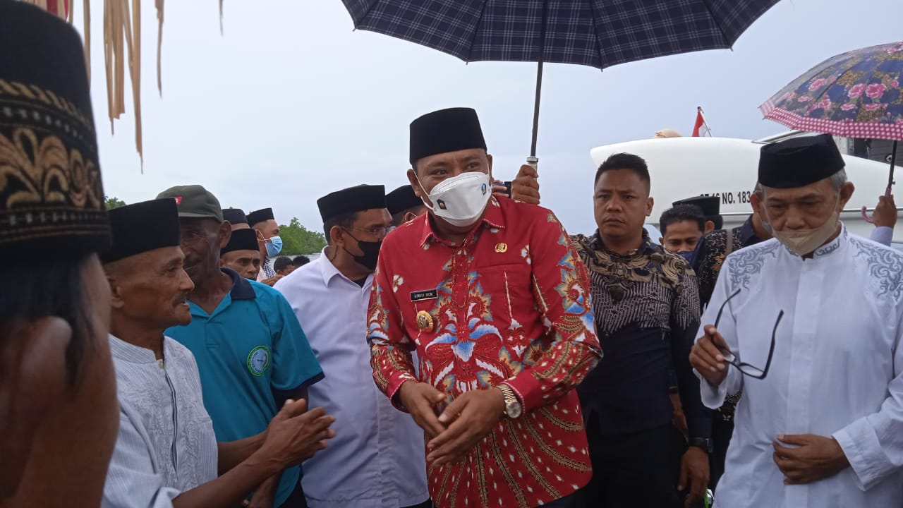 Bupati Usman Sidik saat berkunjung ke desa Sawanakar kecamatan kepulauan Botang Lomang
