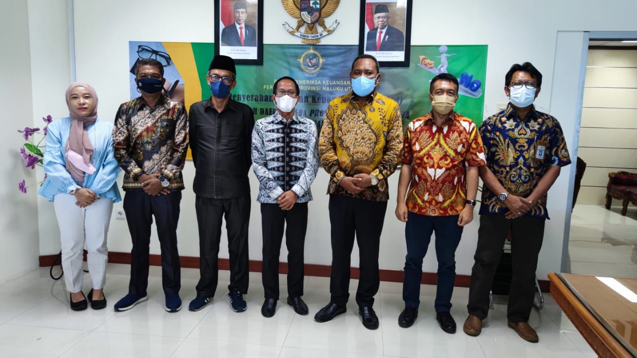 Pose bersama Bupati Halsel Usman Sidik didampingi Kepala BPKAD Aswin Adam, Ketua DPRD Muhlis Djafar dan Kepala BPK Malut Hermanto serta tim BPK.(foto_Sadam//Segmen)bersama usai me