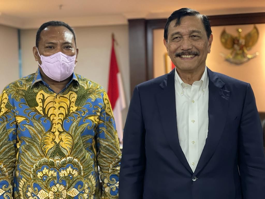 Bupati Usman Sidik dan Mentri Luhut. (foto: Sadam_Segmen)