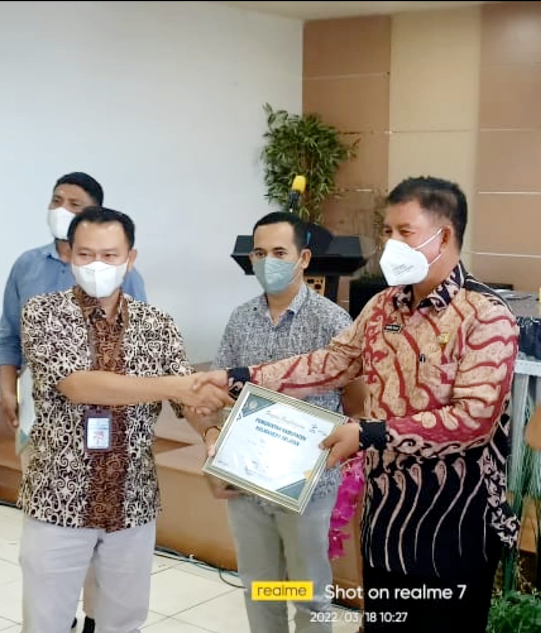 Sekda Halsel Saiful Turuy saat menerima piagam penghargaan Halsel sebagai pengelolaan DAK fisik 2021 terbaik dari BPK Malut. (foto: Sadam_Segmen)
