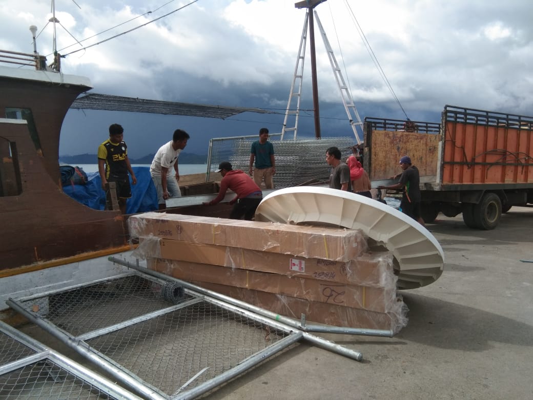 Material 103 Tower BTS tiba di Pelabuhan Kupal Kecamatan Bacan Selatan, Halsel. (foto: Sadam_Segmen)