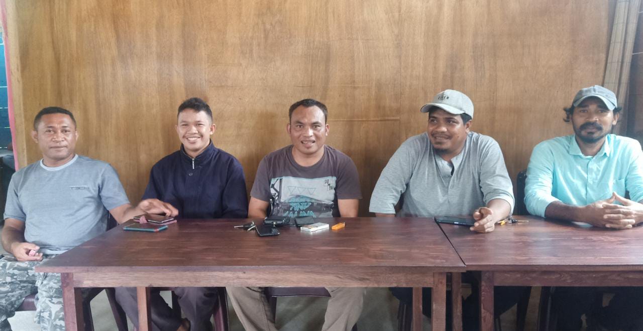Irfan Abdurahim (tengah) didampingi pengurus KNPI Halsel. SEGMEN//Foto: Sadam)