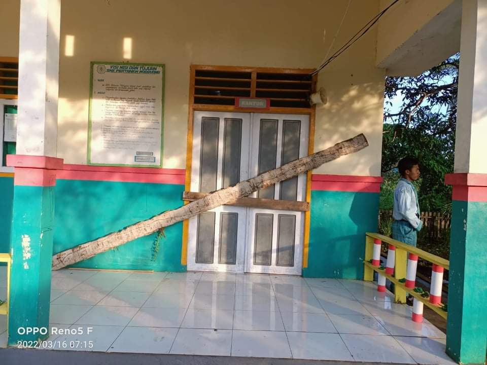 Gedung SMK Pertanian Halsel yang dipalang warga Desa Modayama Kecamatan Kayoa Utara. (Foto: Sadam_Segmen)