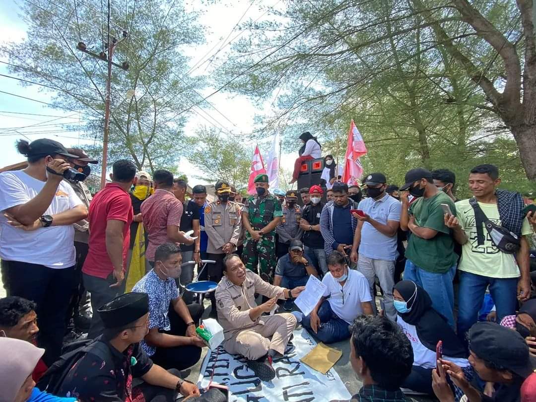 Bupati Halsel Usman Sidik temui Pendemo dan duduk diskusi mencarikan solusi terkait tuntutan massa aksi (foto//Sadam_segmen)