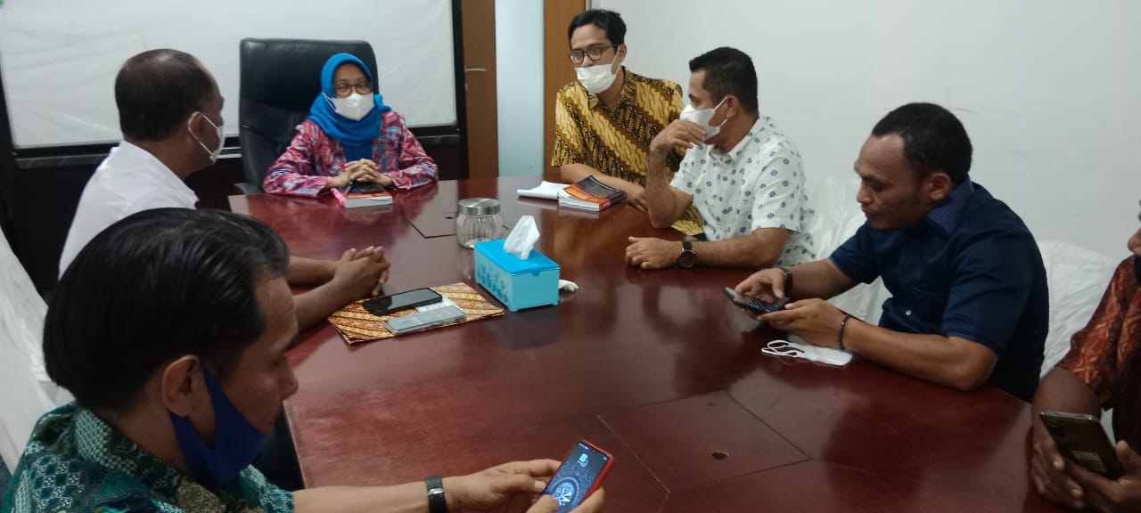 Panitia Pilkades Kabupaten Halmahera Selatan saat konsultasi dengan Kemendagri soal syarat bebas temuan bagi incumben/petahana. (foto_Sadam//Segmen)